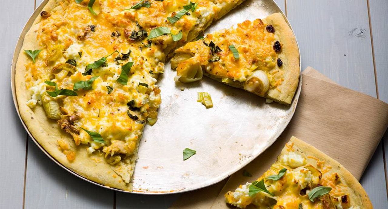 recipe image Pizza branca com alho francês e 5 queijos