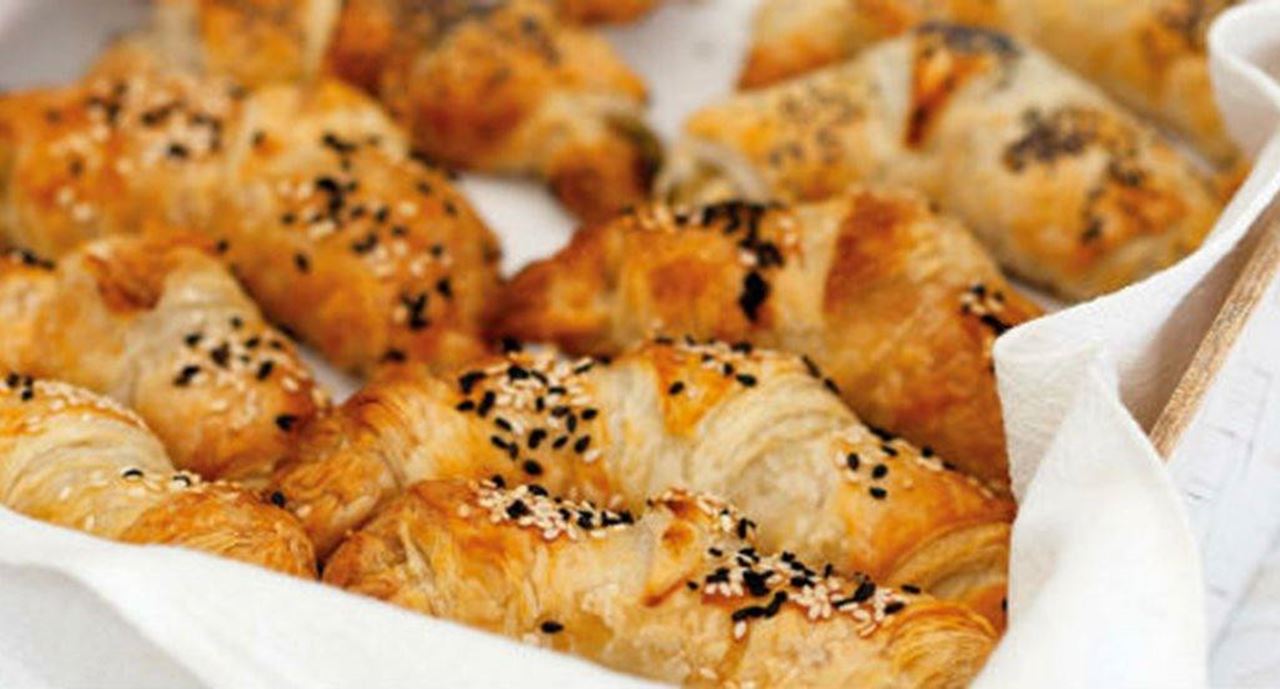 recipe image Mini Croissants com recheio de cebola e anchova