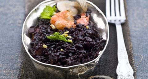 recipe image Arroz negro com camarões e amêijoas