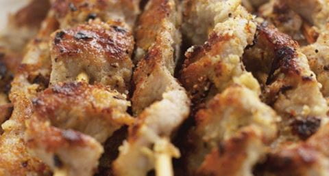 recipe image Espetadas de porco com molho de amendoins e coco