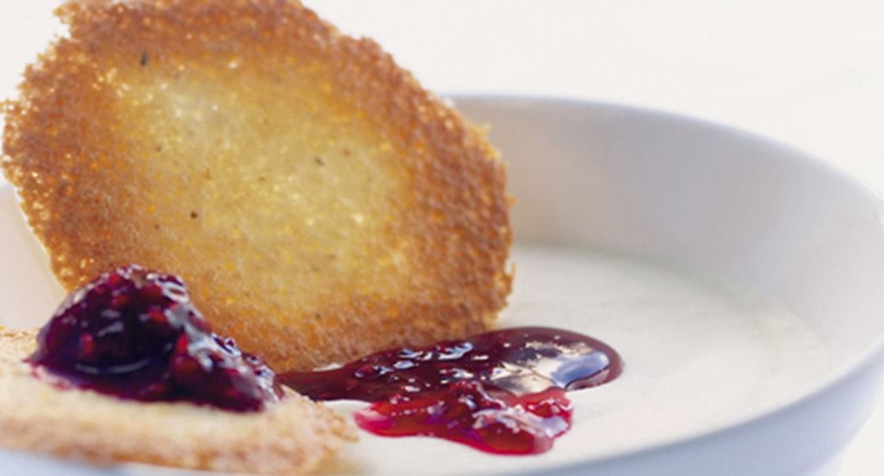 recipe image Mousse de chocolate branco com crocante de avelã e molho de framboesa