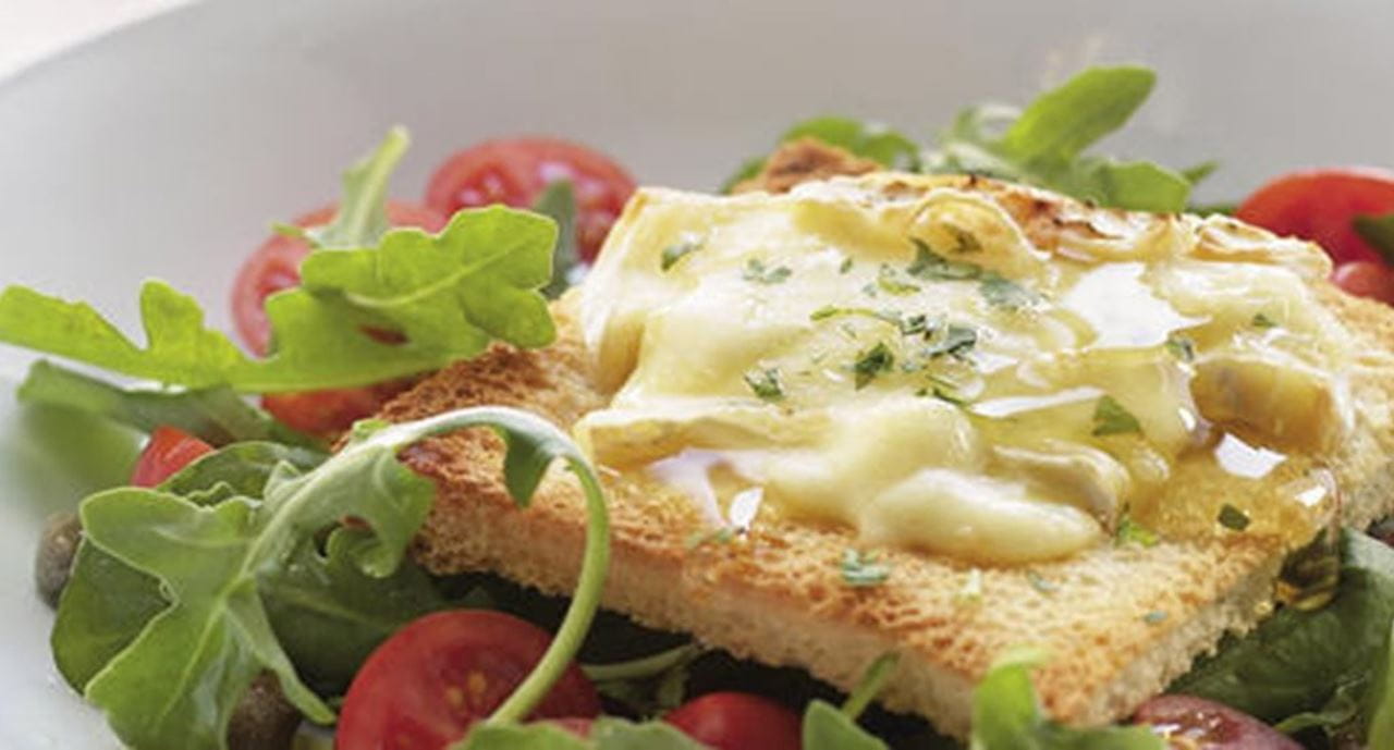 recipe image Brie Gratinado com Salada de Rúcula