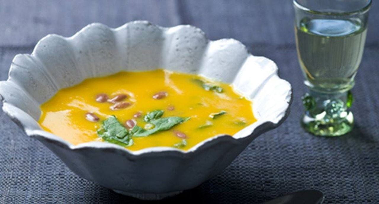 recipe image Sopa de cenoura com feijão manteiga e espinafres