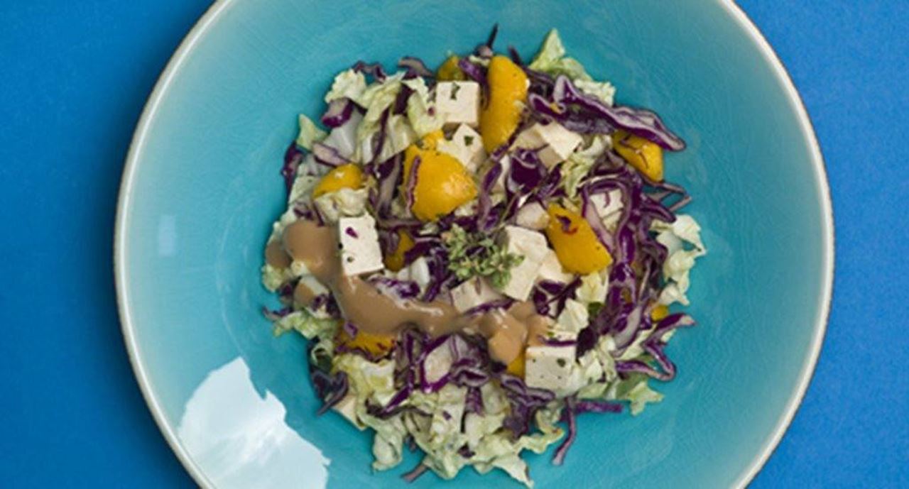 recipe image Salada de 2 couves com tofu e manga