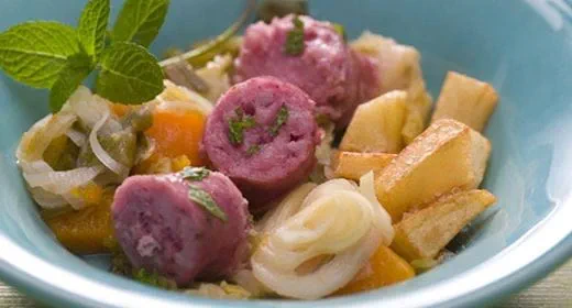 recipe image Salsichas frescas estufadas com alho francês e lombarda