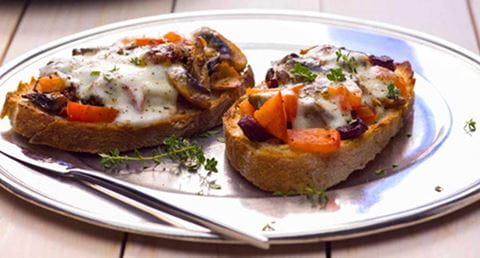 recipe image Bruschetta de cogumelos com linguiça e mozzarella