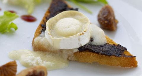 recipe image Chèvre gratinado sobre tapenade com misto de alfaces