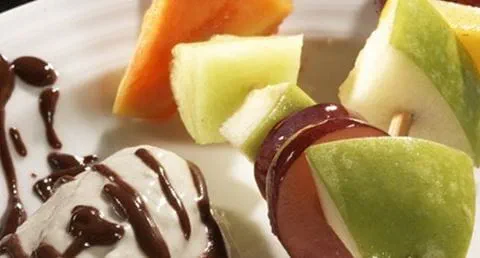 recipe image Gelado de banana com espetadas de fruta