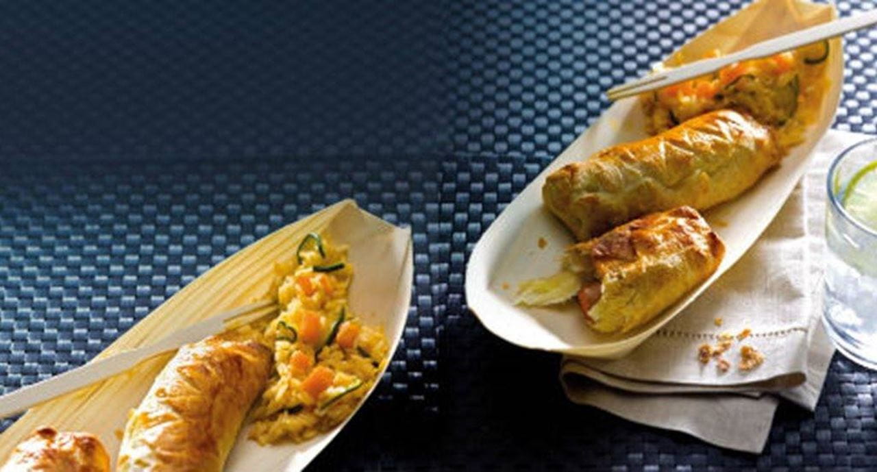 recipe image Rolinhos folhados de salsicha e queijo com arroz de cenoura e courgette