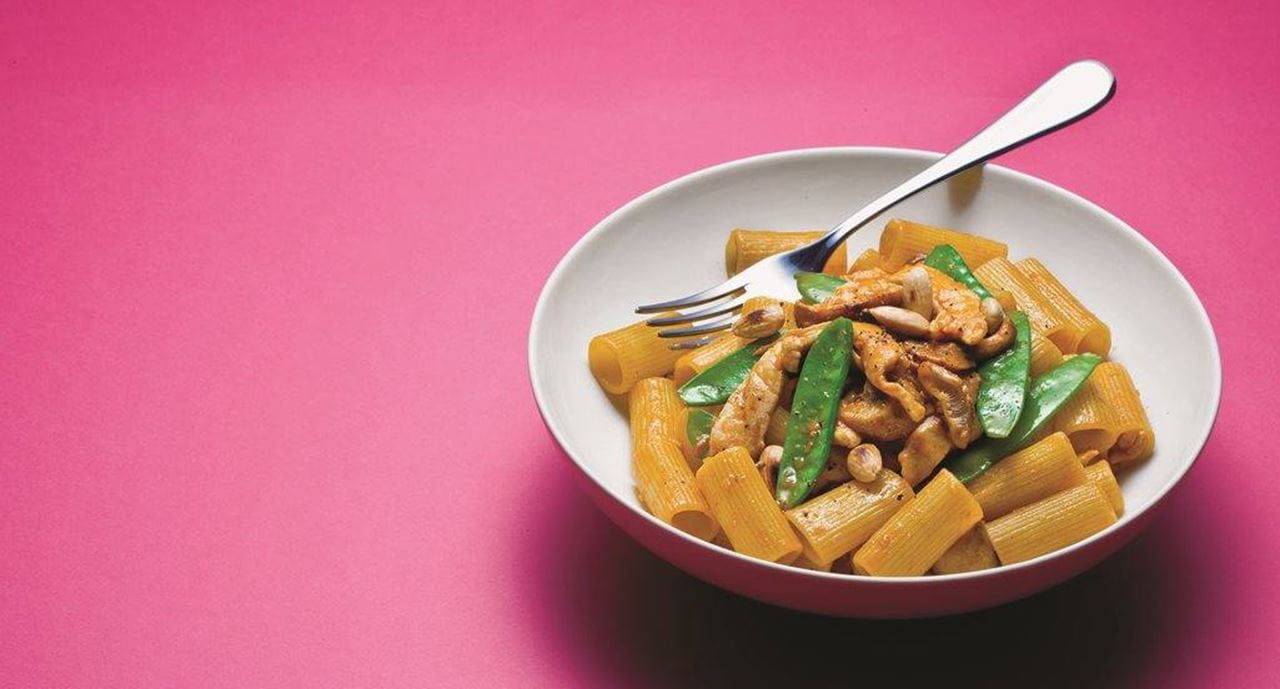 recipe image Rigatoni de frango com misto de cogumelos e ervilhas tortas