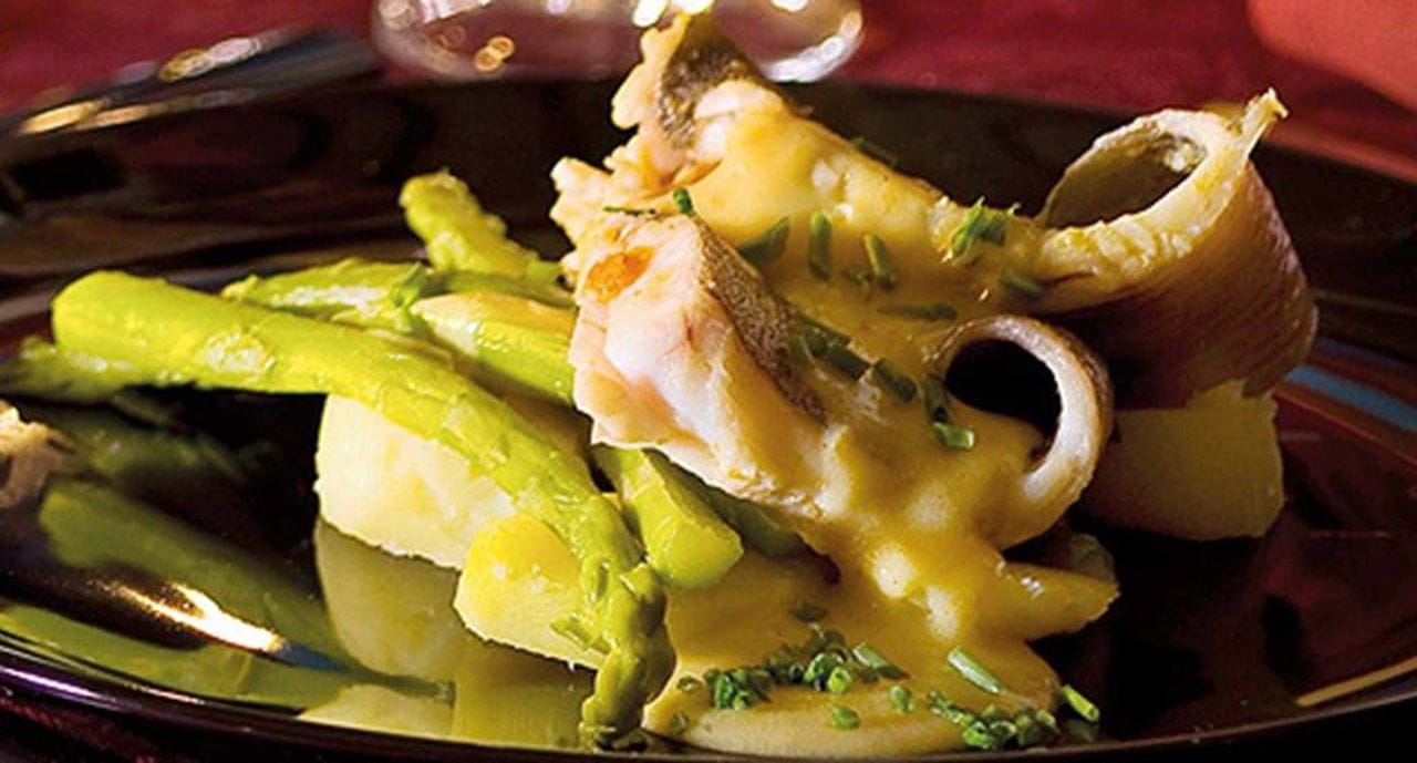 recipe image Asa de raia escalfada sobre salada de batata nova e espargos verdes