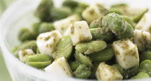 recipe image Salada de Favas e Queijo com Pesto