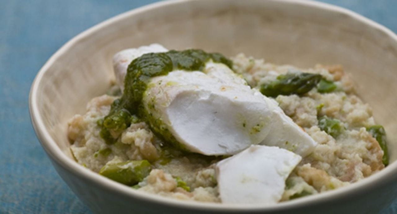 recipe image Migas de espargos verdes com bacalhau fresco e pesto de coentros