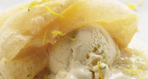 recipe image Gelado de baunilha frito sobre cama de arroz doce