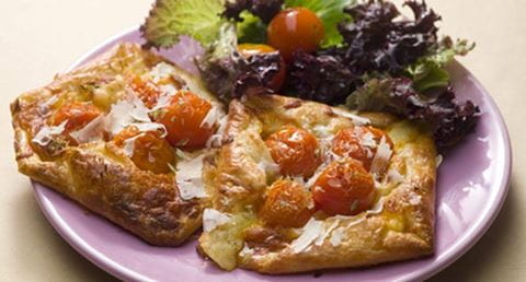 recipe image Tartes folhadas com tomate caramelizado e 3 queijos