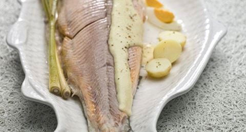 recipe image Truta salmonada em caldo aromático com molho de alho