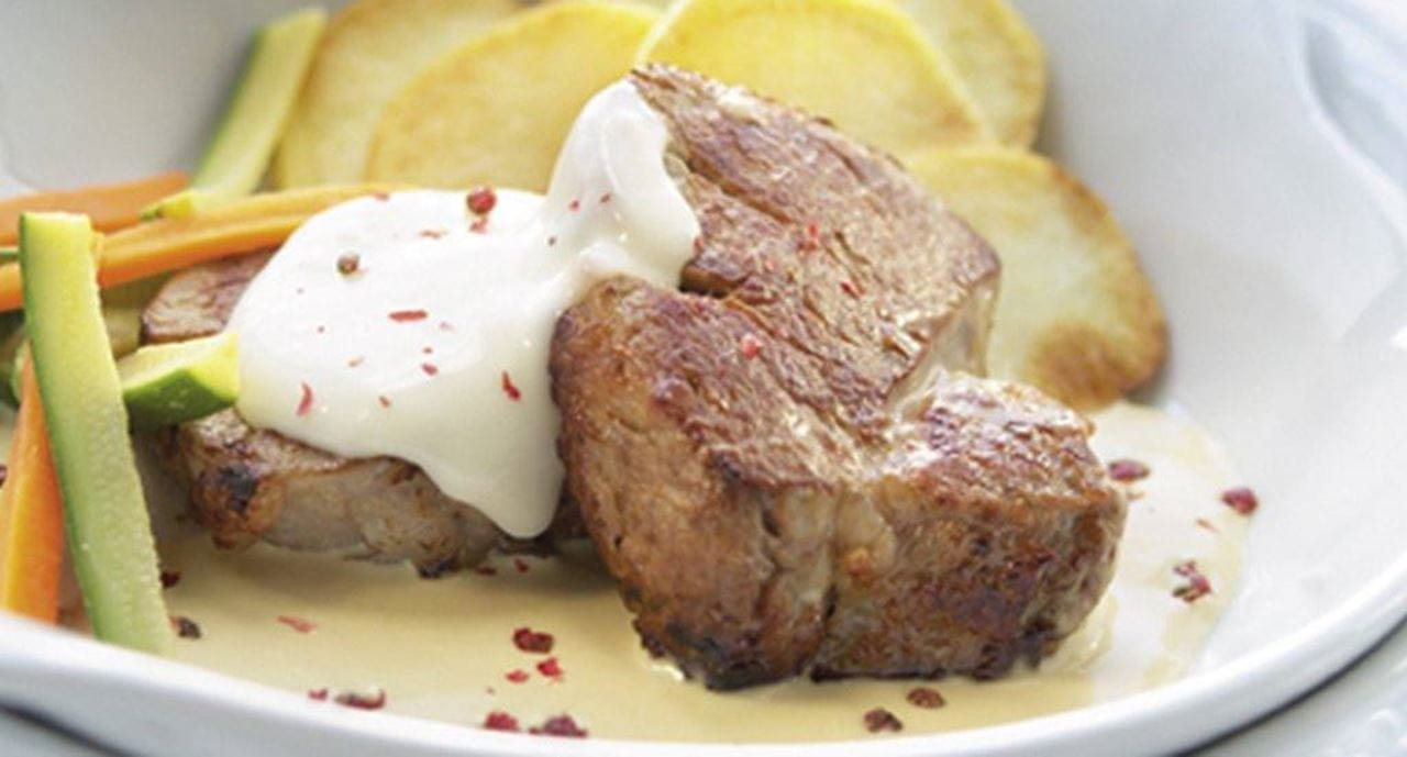 recipe image Bifes com molho de queijo da Serra e pimenta rosa