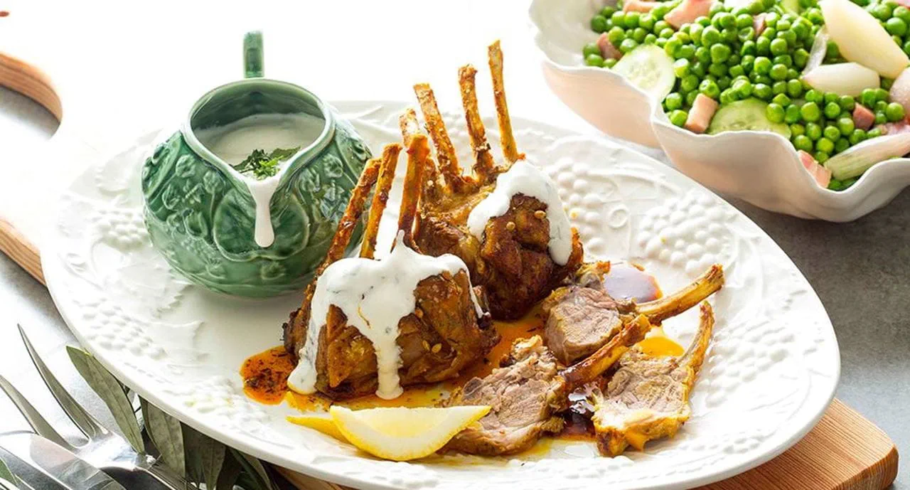 recipe image Carré de borrego com ervilhas e molho de iogurte