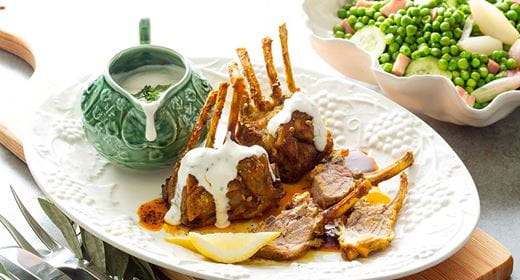 recipe image Carré de borrego com ervilhas e molho de iogurte