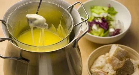 recipe image Fondue de 3 queijos com espumante rosé