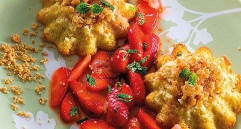 recipe image Pudins de requeijão e amêndoa com morangos marinados