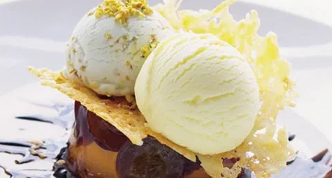 recipe image Gelado de baunilha e pistácios com uvas gelatinadas e crocante de queijo