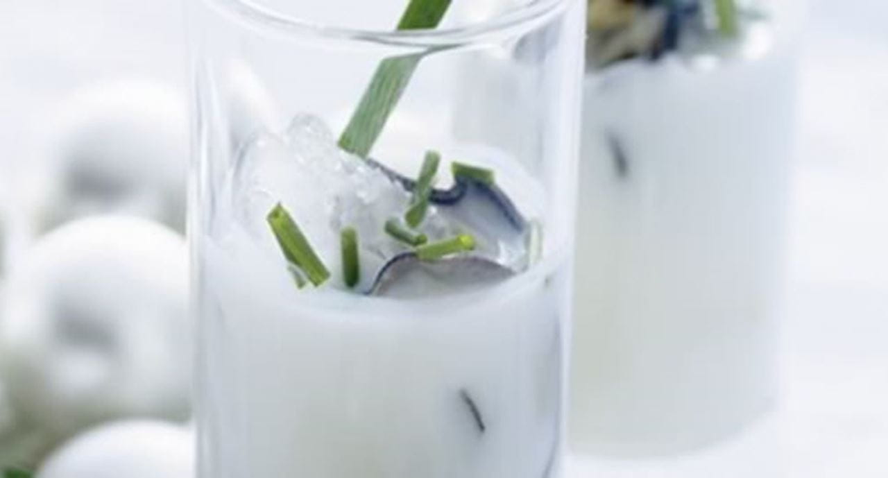 recipe image Shot de ostra com vodka e cebolinho