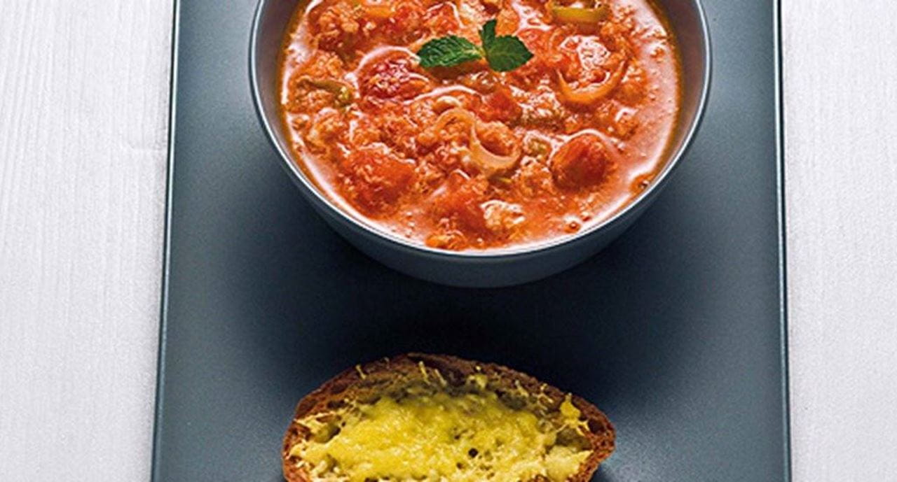 recipe image Caldo de tomate com farrapos de ovo e tostas gratinadas de queijo
