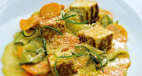 recipe image Salada de courgette e cenoura com caril e tofu grelhado