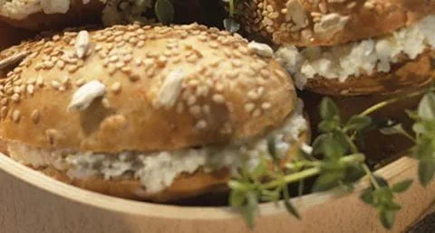 recipe image Pãezinhos de Muesli com Pasta de Requeijão