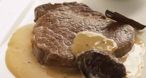 recipe image Medalhões de lombo com molho de ameixas