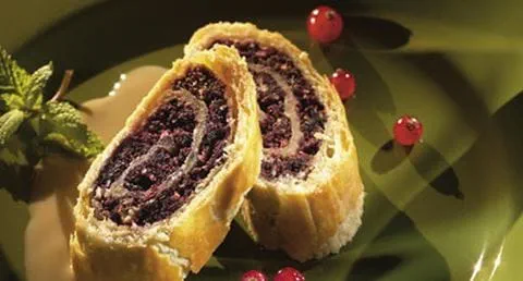 recipe image Torta Folhada de Frutos Vermelhos Com Molho de Chá Verde