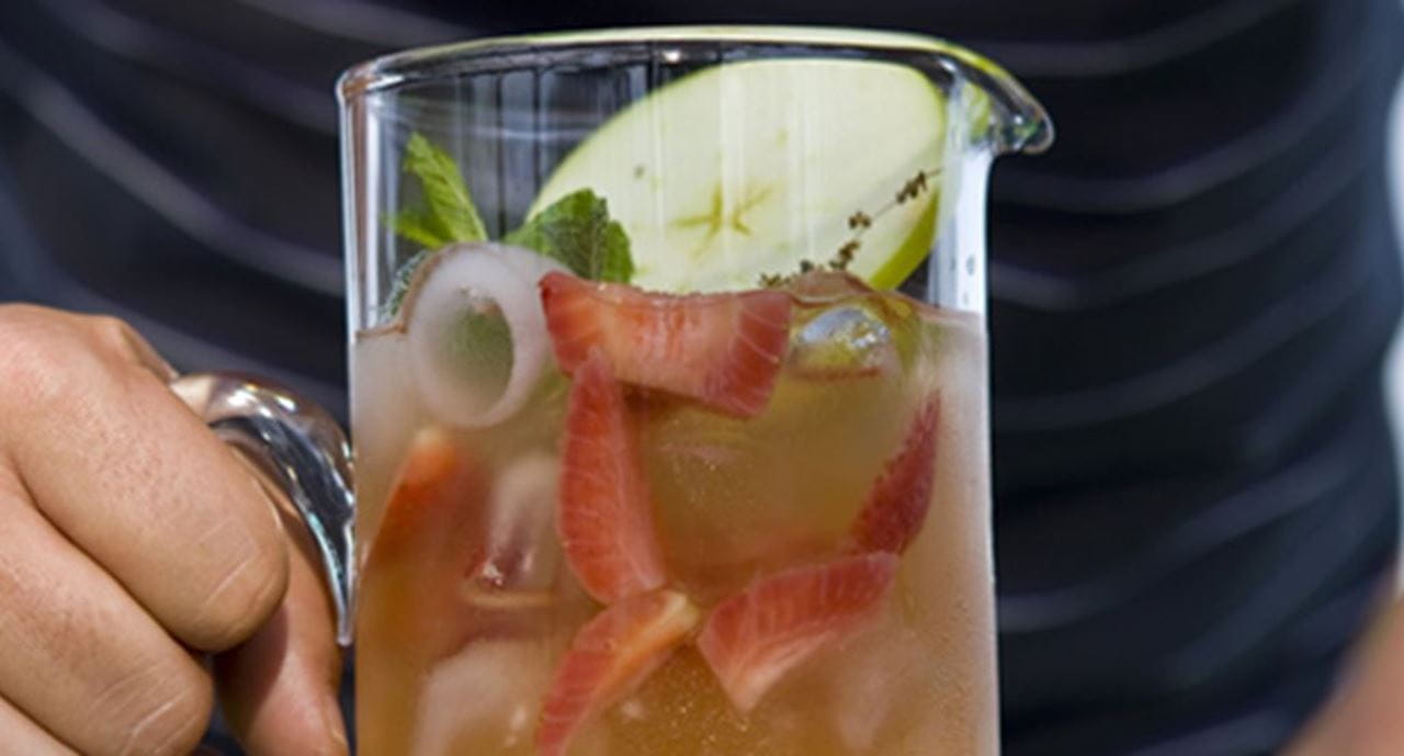 recipe image Cocktail de chá gelado com morangos e maçãs verdes