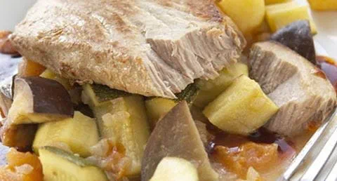 recipe image Bifes de atum com legumes estufados