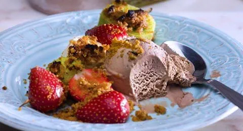 recipe image Espeto de frutos com crosta de bolacha de aveia e gelado Carte D’Or