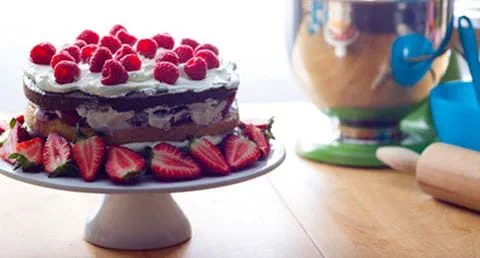 recipe image Bolo bicolor de chocolate e frutos vermelhos