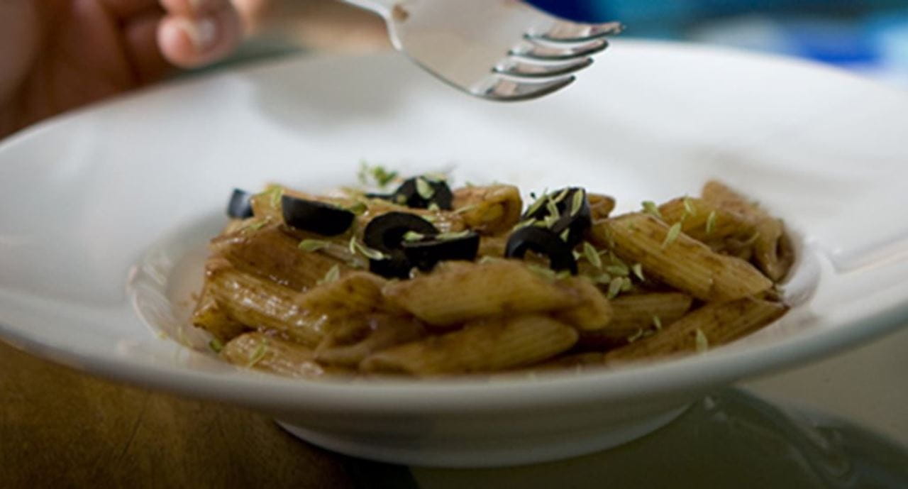 recipe image Penne com molho de azeitona preta e gema morna
