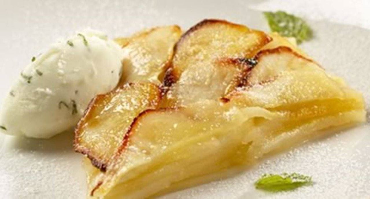 recipe image Tarte de pêra rocha com gelado de hortelã da ribeira