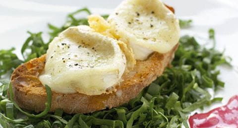 recipe image Chèvre gratinado sobre cama de espinafres com vinagrete de framboesas