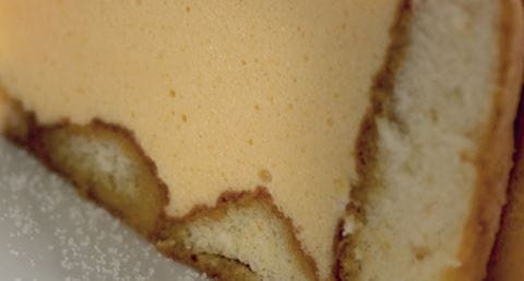 recipe image Charlotte de maracujá com flores cristalizadas