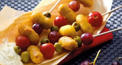 recipe image Espetos de salsichas com azeitonas e uvas