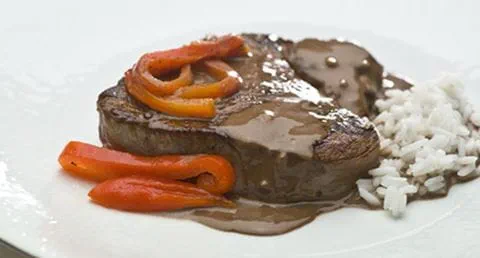 recipe image Bifes com molho de chocolate