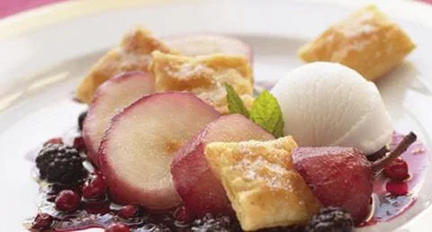 recipe image Mil folhas de Pêra Ensopada com Lascas Folhadas e Molho de Frutos Silvestres