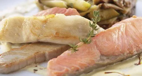 recipe image Misto de Peixes Escalfados com Legumes e Molho de Açafrão