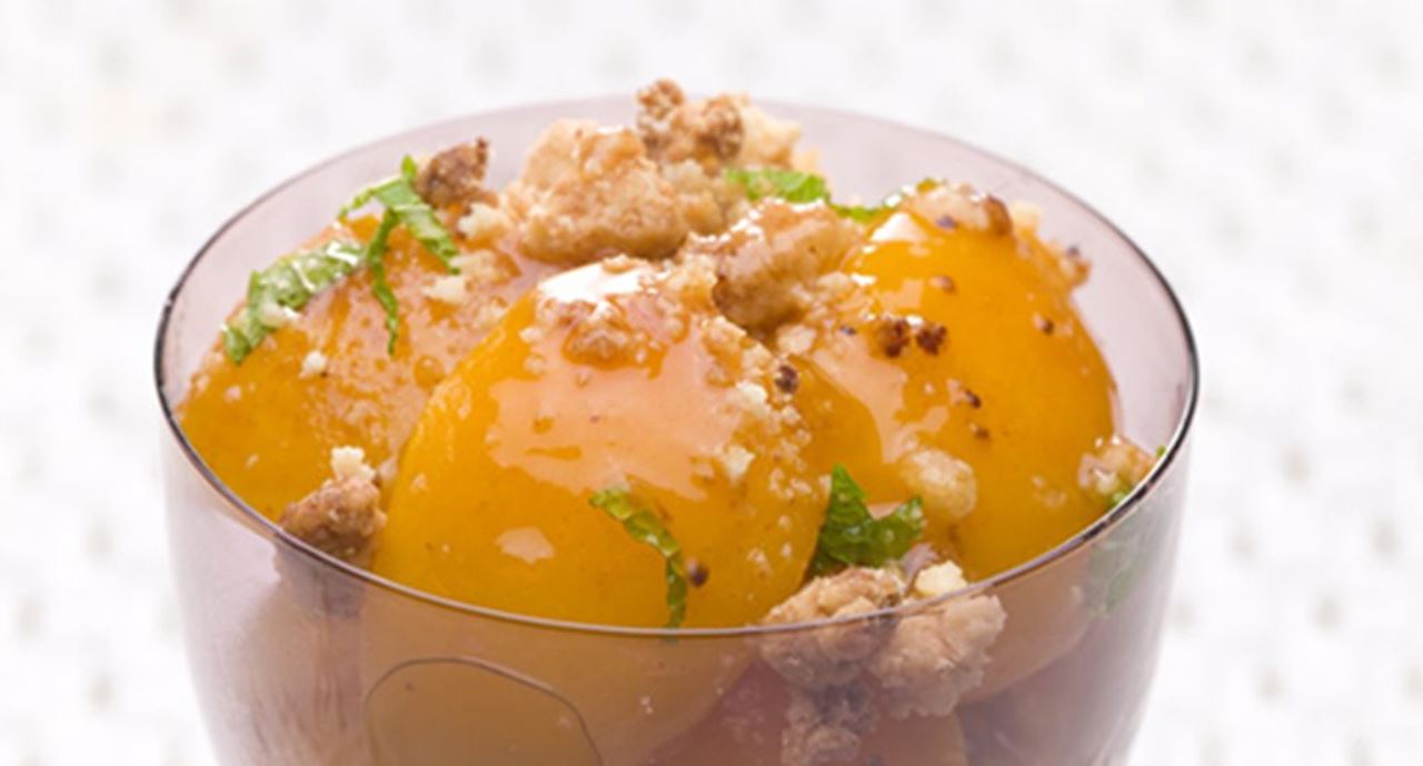 recipe image Alperces em calda de rum com migalhas  crocantes