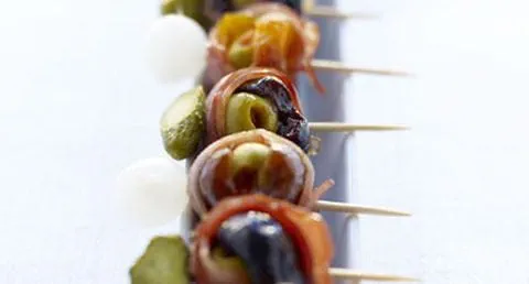 recipe image Canapés de frutos secos com bacon e azeitonas