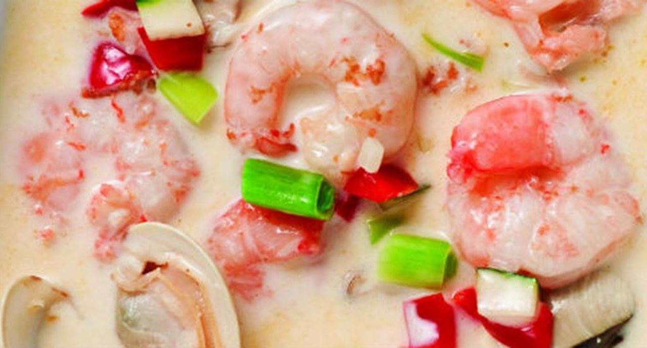 recipe image Sopa de camarão e amêijoas com coco