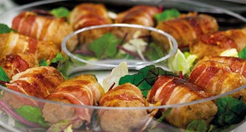 recipe image Rolinhos de carne picada com ameixas em tiras de bacon