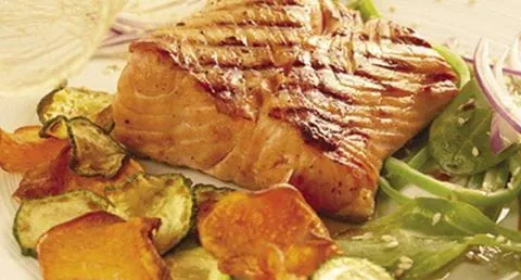 recipe image Salmão com salada verde quente