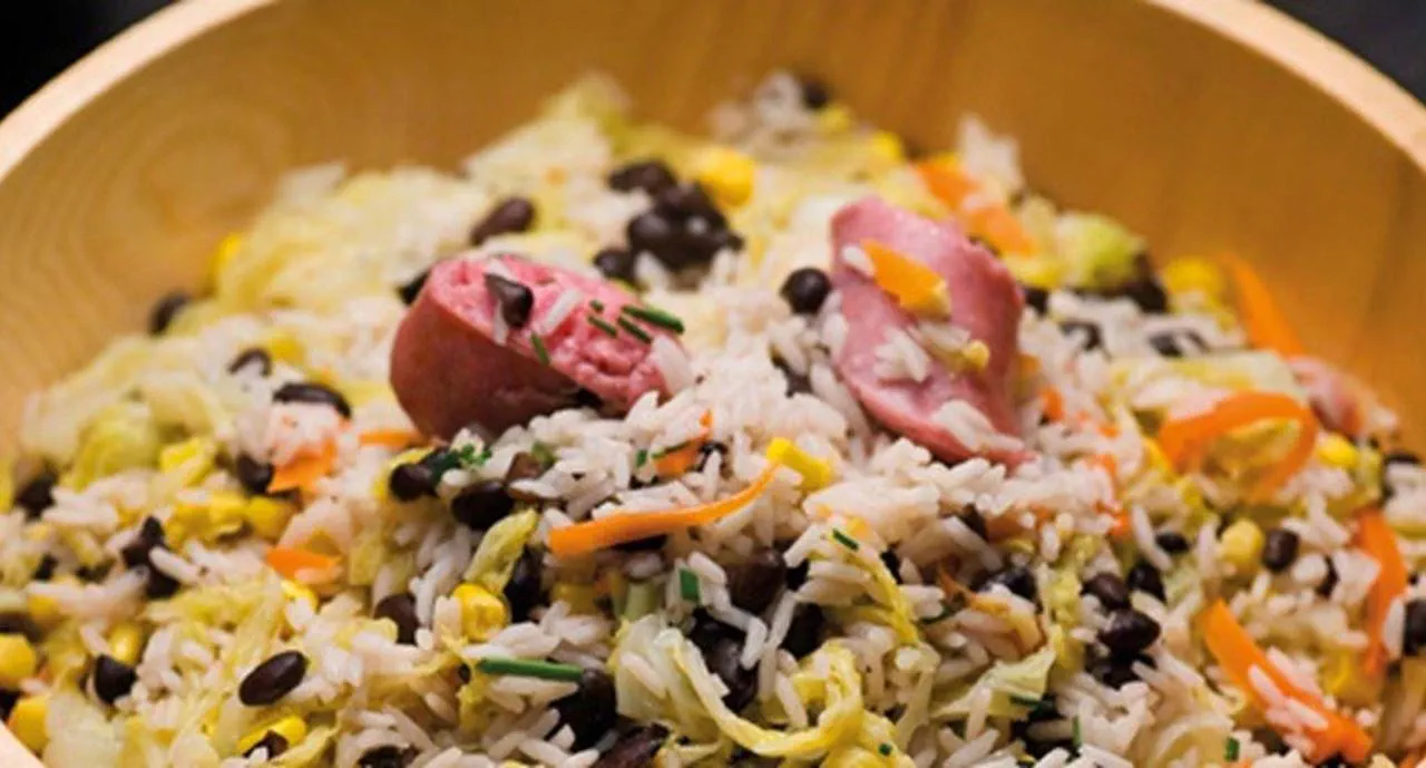 recipe image Arroz exótico de feijão preto com salsichas e lombarda